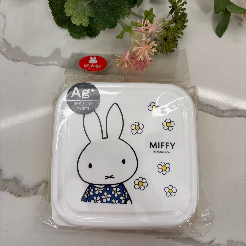 Miffy🐰🌼White and Black Floral Lunch Box